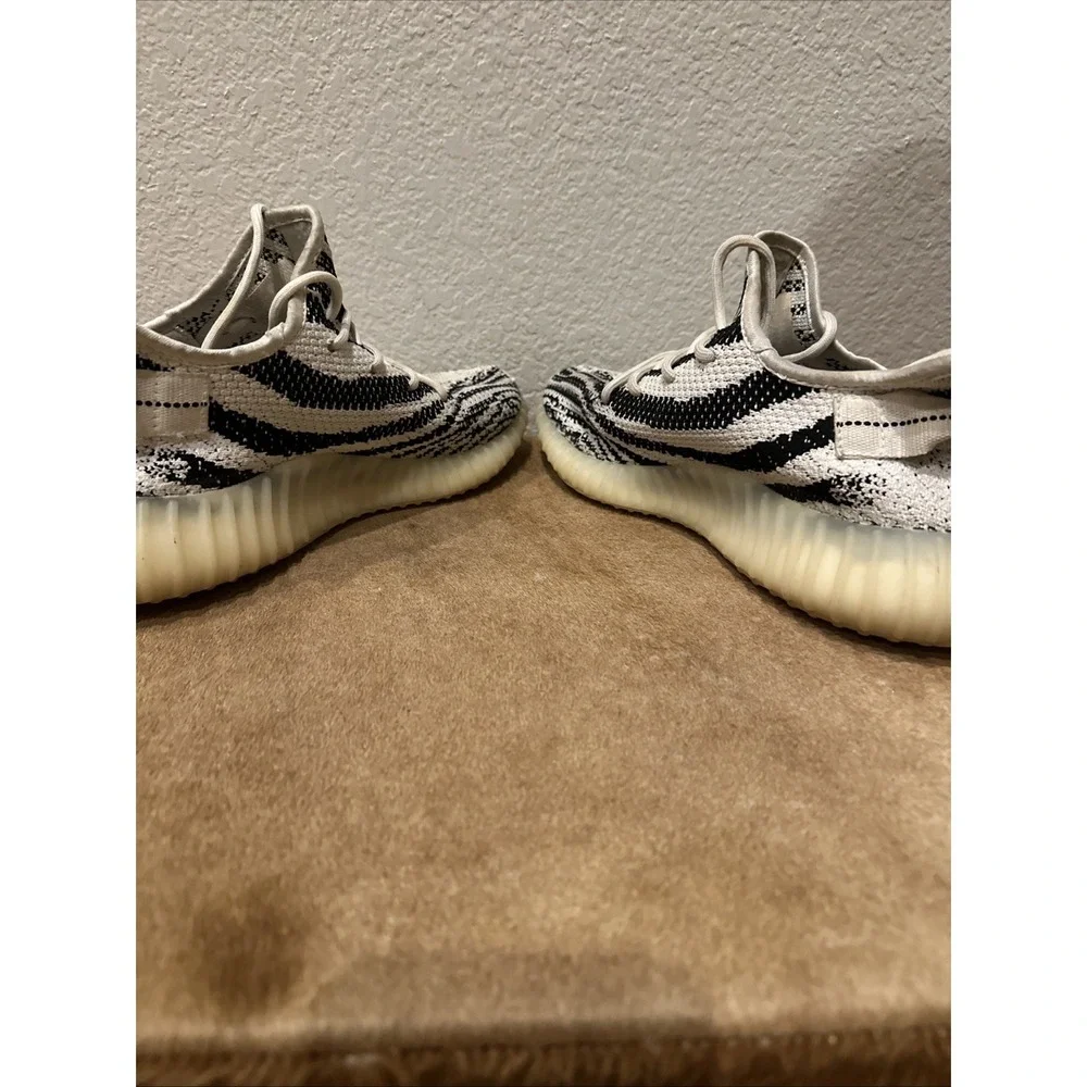 Adidas Yeezy Boost 350 V2 Zebra- Size‎ 8.5. Very Clean Pre  display picture 3